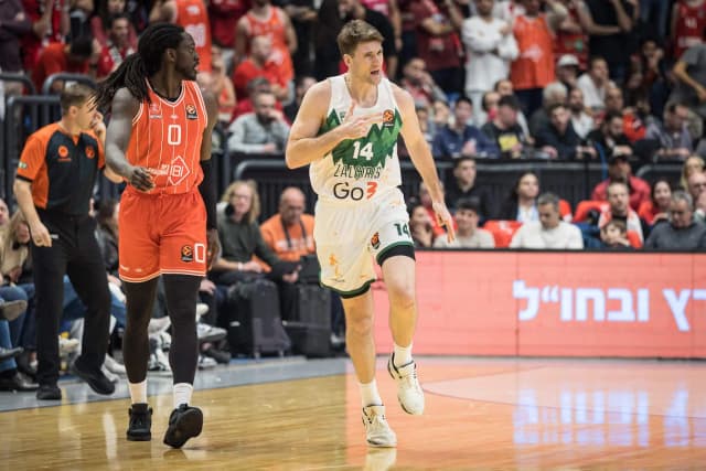 L’ancien capitaine du Paris Basketball Dustin Sleva plus que parfait lors du dernier match du Zalgiris