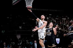 Dzanan Musa déborde la défense de l'AS Monaco et Dubaï l'emporte