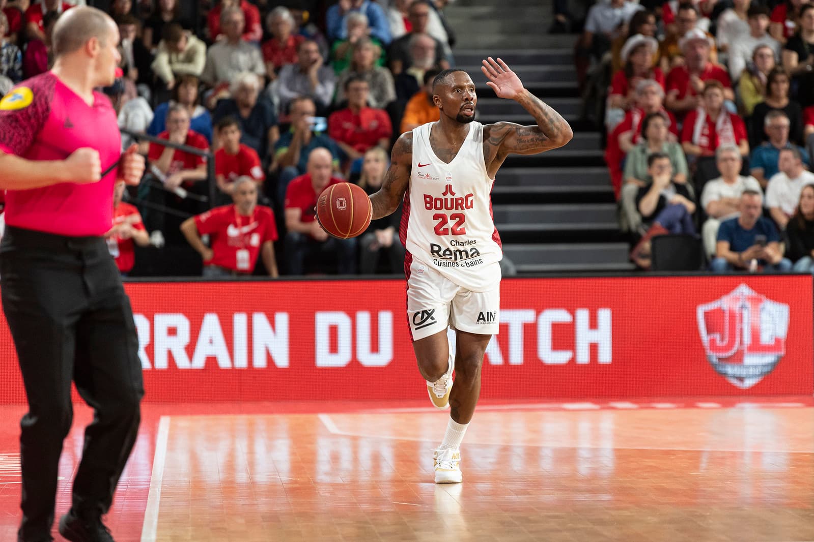 Bourg prolonge E.J. Rowland