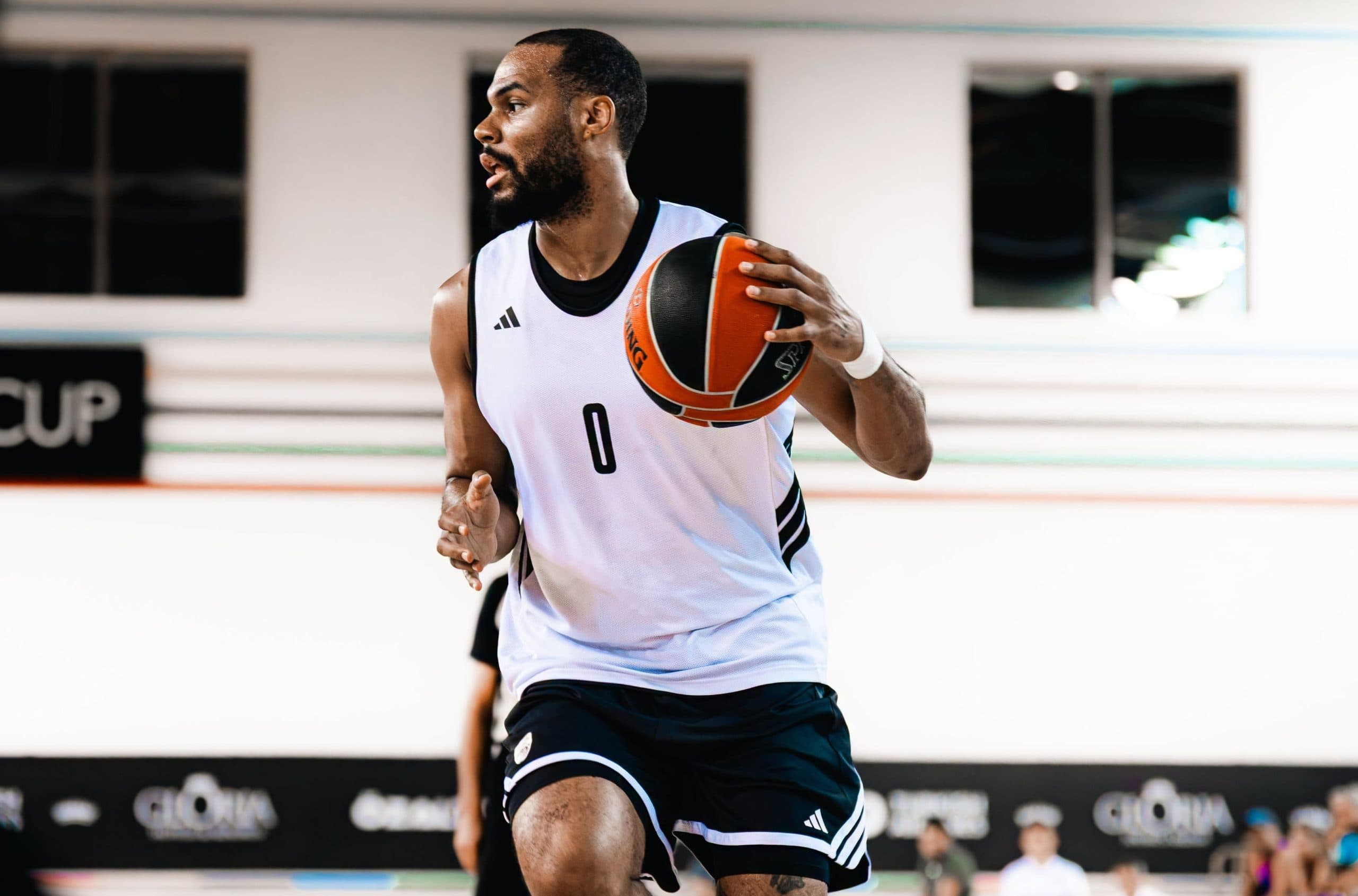 Le Dubai Basketball d’Okobo domine l’Anadolu Efes de Strazel et Mike James en présaison