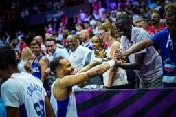 Elie Okobo tout heureux devant les parents d'Alexandre Sarr, après la victoire de l'équipe de France contre la Pologne