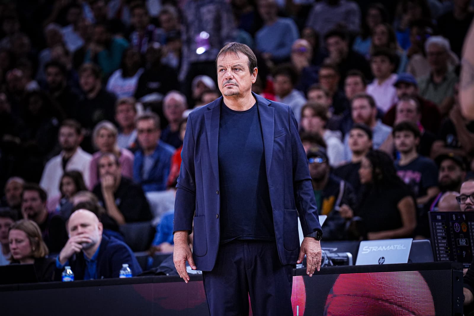 Ergin Ataman chambre les journalistes après l’absence totale de médias à Paris