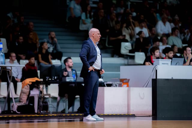 Eric Bartecheky, coach de l’Élan béarnais, victime d’une rupture du tendon d’Achille