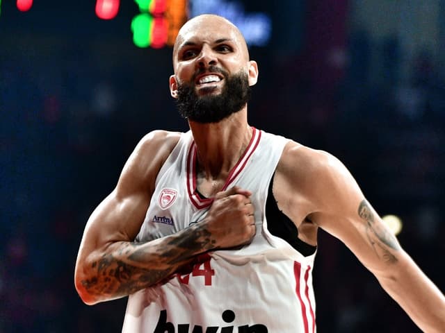 Evan Fournier, toujours sur son nuage, porte l’Olympiakos à une victoire du titre face au Panathinaïkos