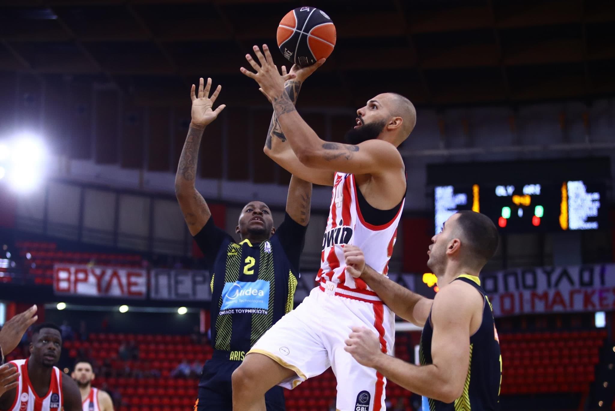 Evan Fournier au service du collectif de l’Olympiakos, des deux côtés du terrain