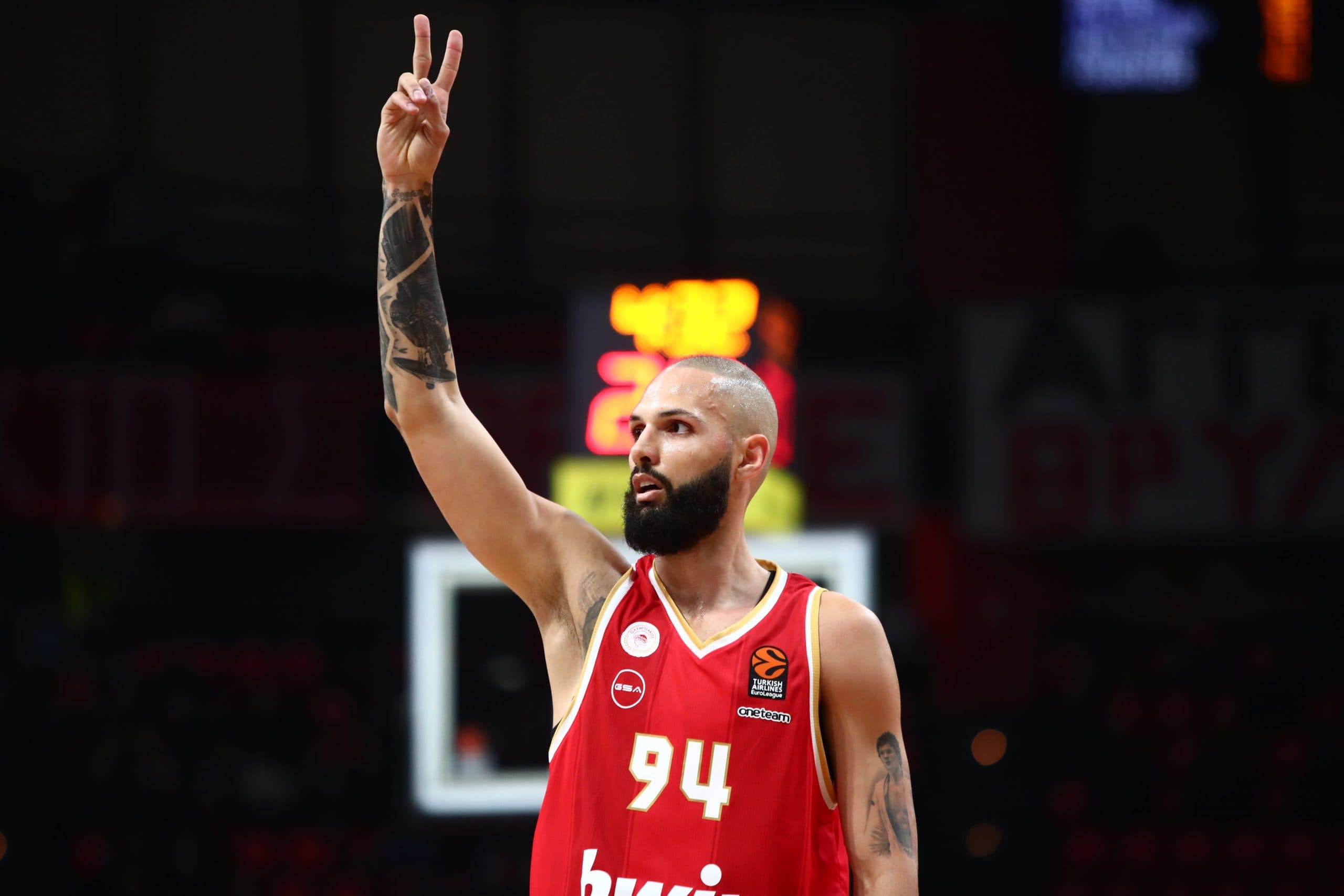 Evan Fournier et Sasha Vezenkov relancent l’Olympiakos contre la Virtus Bologne