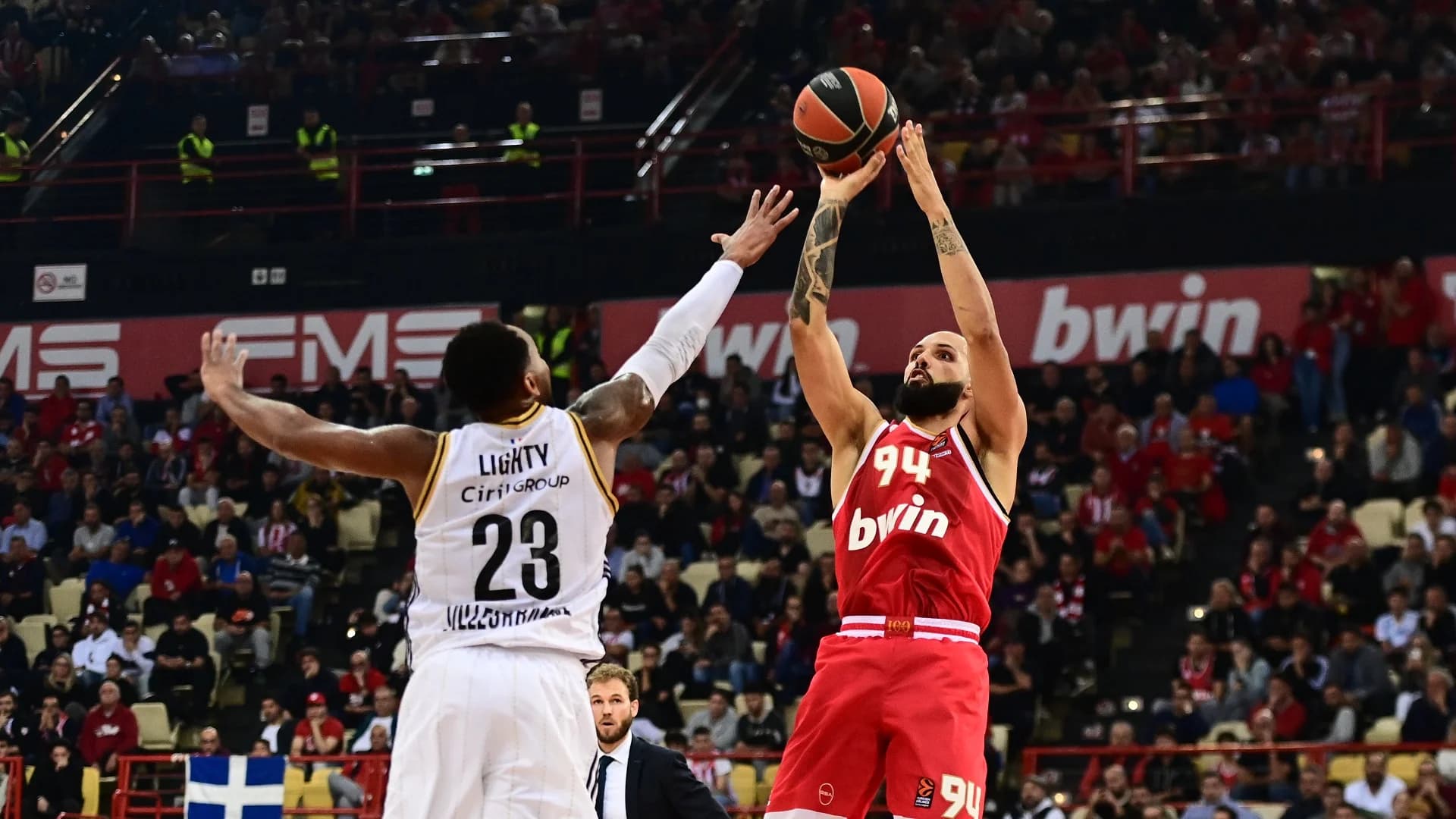 Evan Fournier ménagé pour son dos mais présent face à Baskonia