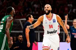 Evan Fournier célèbre un panier avec l'Olympiakos lors du match 1 des finales du championnat grec contre le Panathinaïkos.