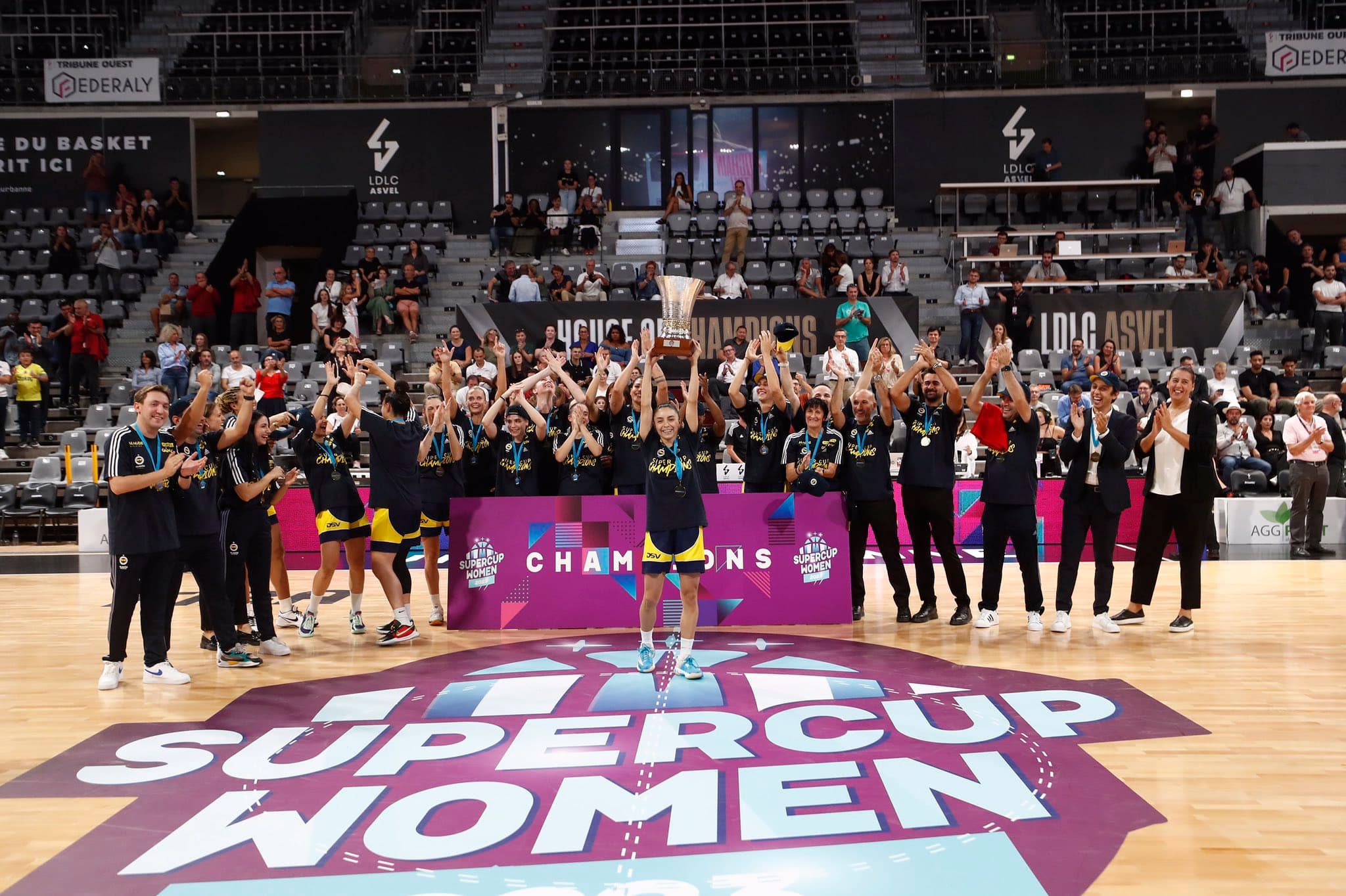 Un premier trophée avec le Fenerbahçe pour Valérie Garnier : « Depuis que je suis arrivée, le club était focus sur la SuperCoupe »