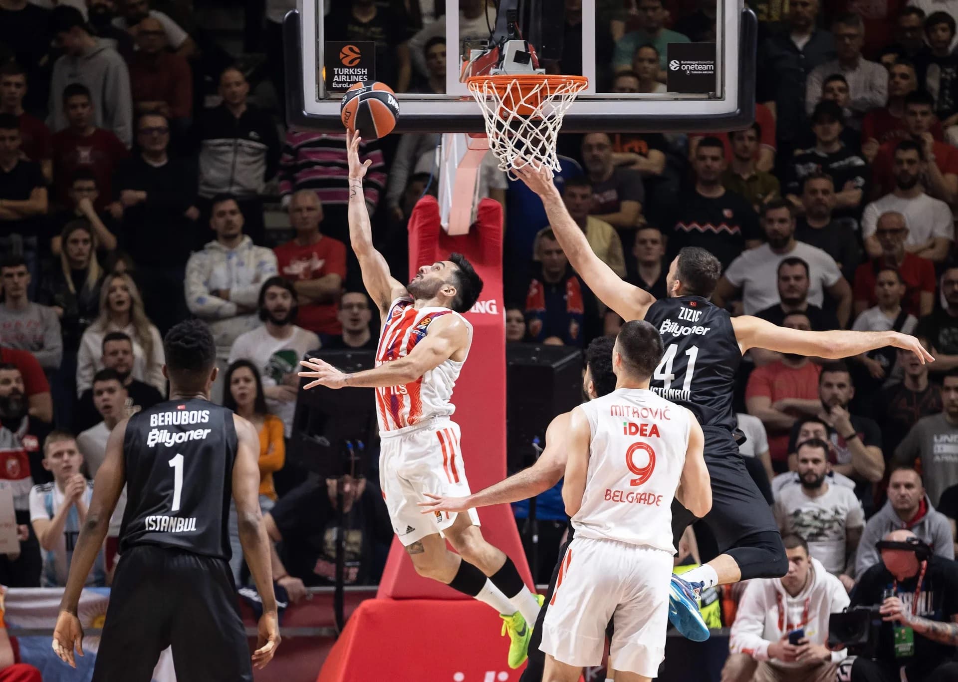 Le Fenerbahçe tombe à Tel-Aviv, l’Anadolu Efes en danger pour les playoffs
