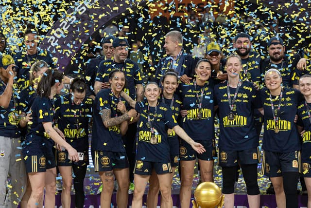 Gabby Williams et Marième Badiane championnes de Turquie avec Fenerbahçe