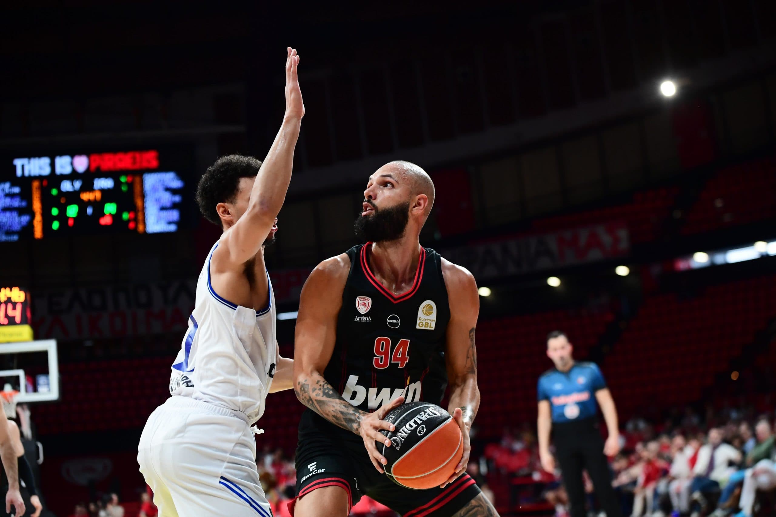 Evan Fournier et un Donta Hall MVP maintiennent l’Olympiakos invaincu en championnat derrière un Sasha Vezenkov XXL