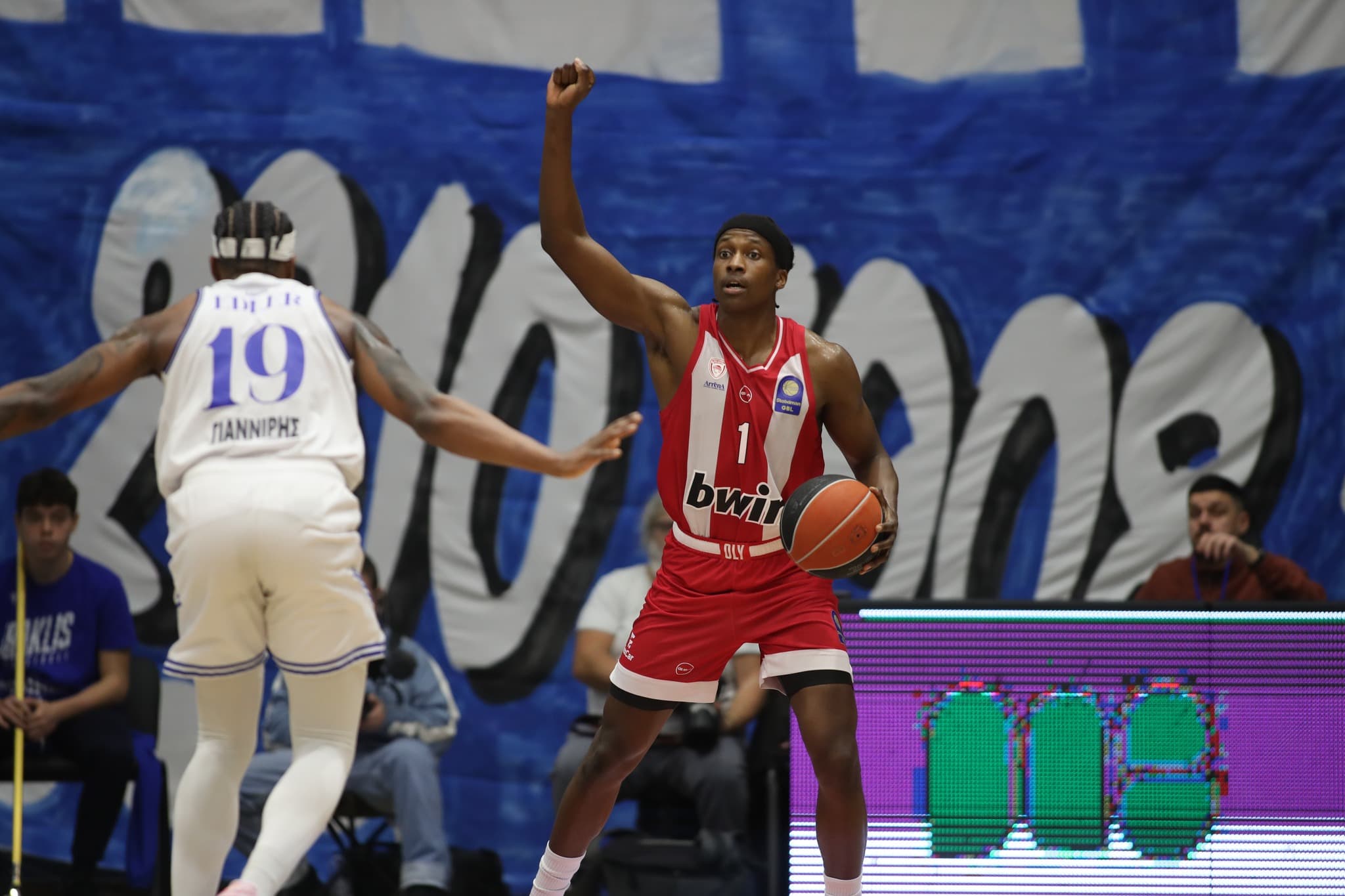 Ntilikina et Fournier régalent leurs partenaires et l’Olympiakos écrase l’AEK en quarts de la Coupe de Grèce