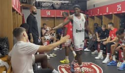 Frank Ntilikina dans le vestiaire de l'Olympiakos après la victoire face au Panathinaikos, pas loin d'Evan Fournier en civil