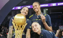 Gabby Williams et Iliana Rupert posent avec le trophée de champion de Turquie