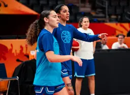 Gabby Williams, la capitaine, et Carla Leite, à l'entraînement avec l'équipe de France à Berlin