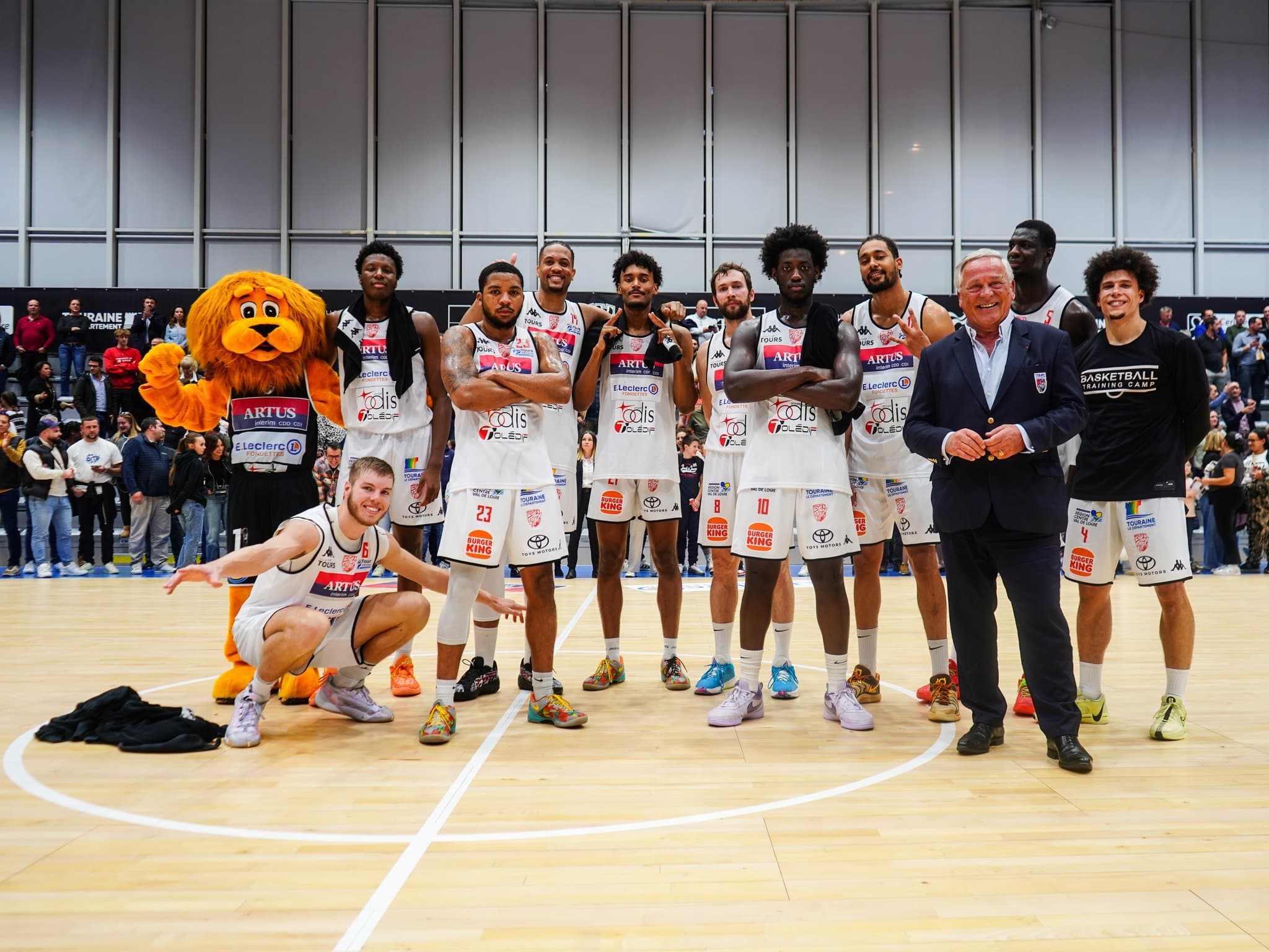 Tours poursuit son redressement en écrasant Fougères