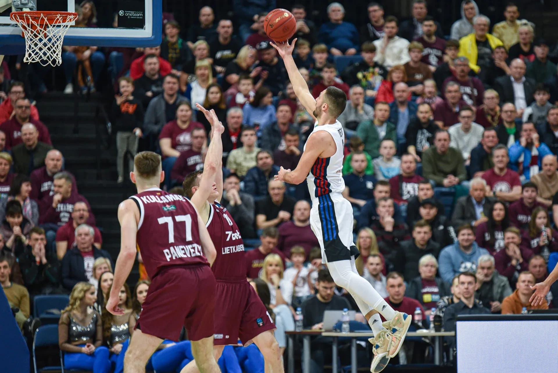 Paris renverse Lietkabelis et rejoint les quarts de finale