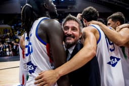Gianmarco Pozzecco avec ses joueurs après la victoire contre l'Espagne