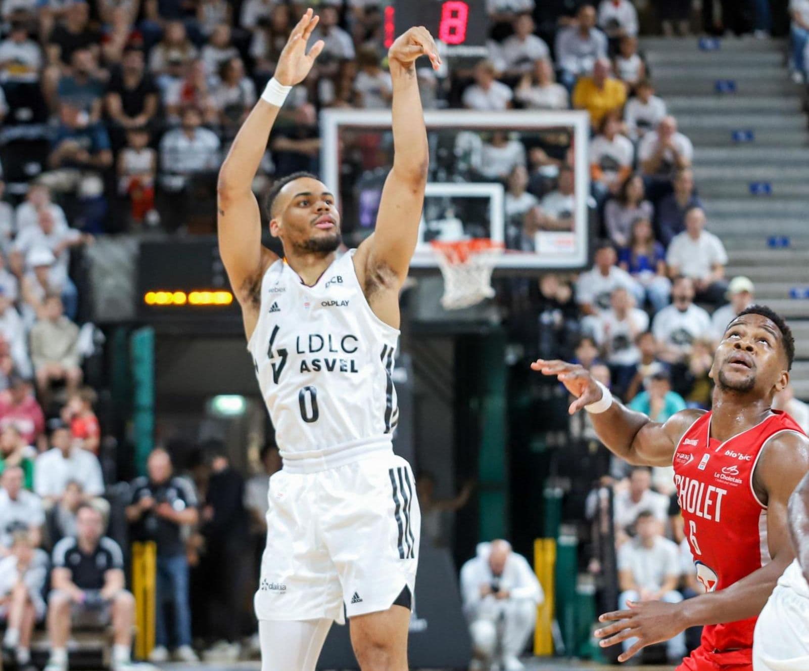 Grâce à sa défense et Elie Okobo, l’ASVEL égalise contre Cholet