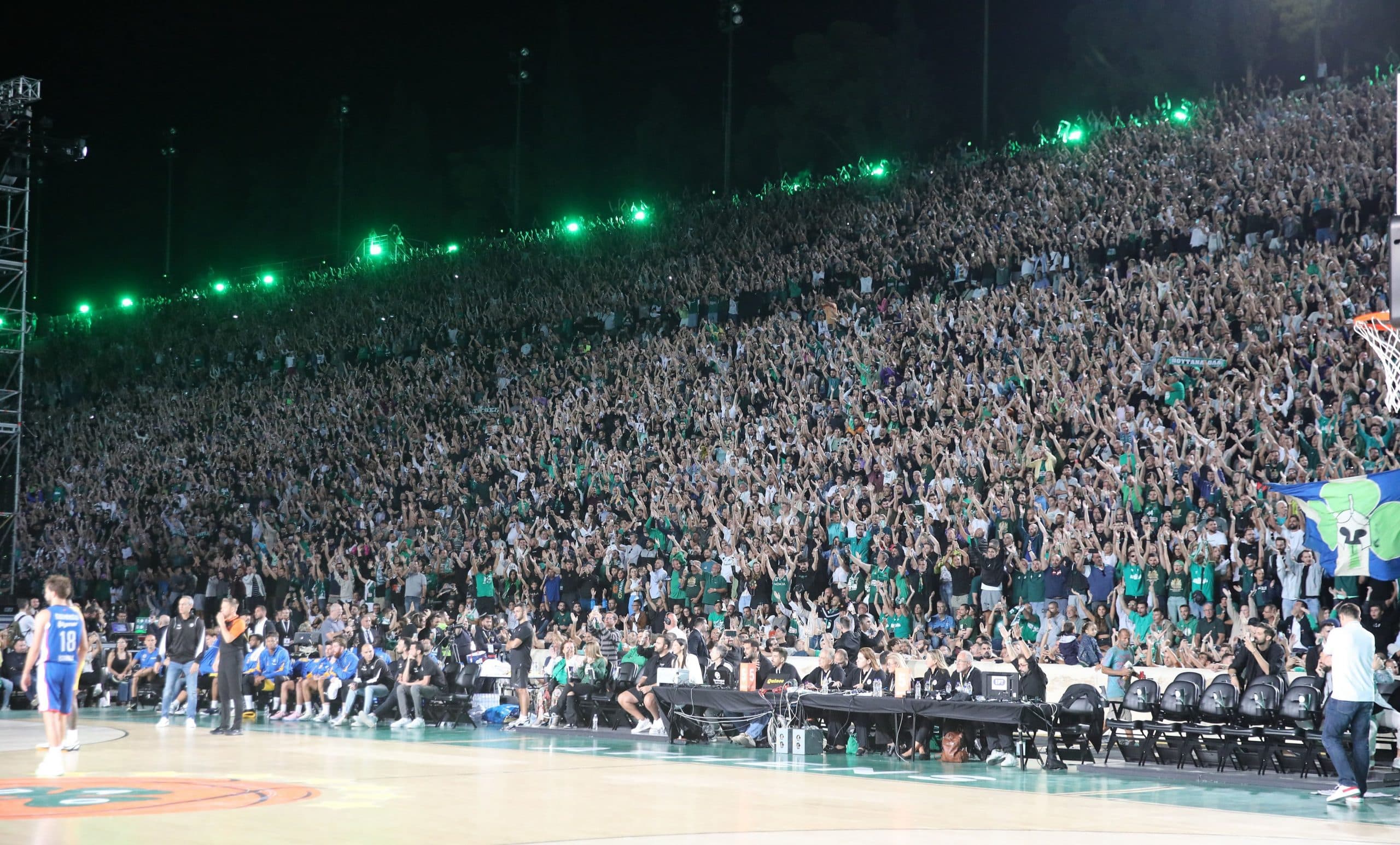 42 000 spectateurs à Athènes : même blessé, Mathias Lessort voulait « vivre ces moments sur le terrain »