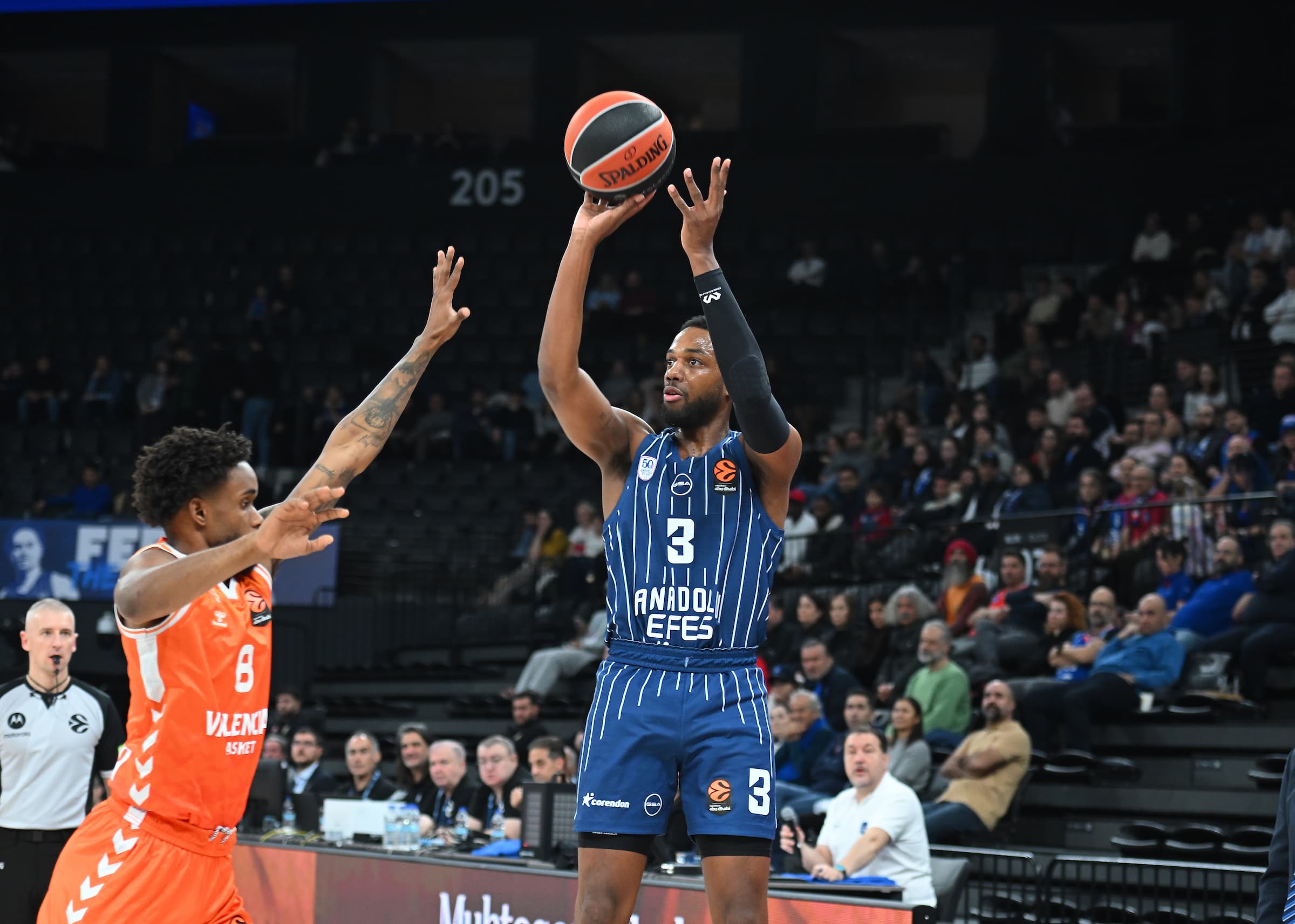 L’Anadolu Efes retrouve la victoire en EuroLeague, Jordan Loyd décisif pour son retour
