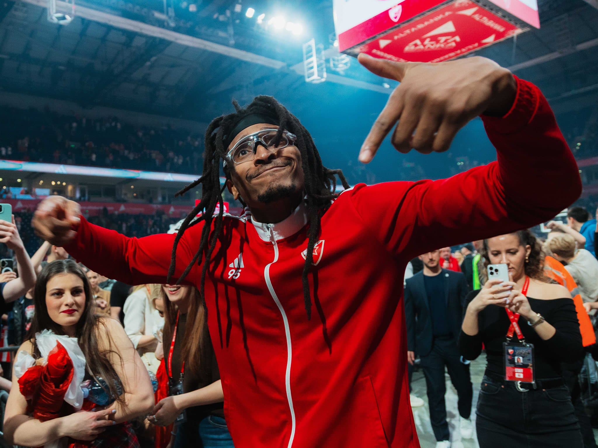 Invaincu depuis 19 matchs, le Fenerbahçe tombe face à l’Étoile Rouge !