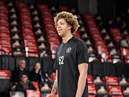 Cette saison avec Hambourg, Perrin cumule 13,1 points, 8,1 rebonds et 1,1 passe en EuroCup.