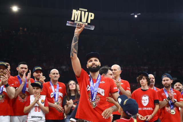 Au milieu du drama, Evan Fournier survole la finale Olympiakos – Panathinaïkos et redevient champion de Grèce !