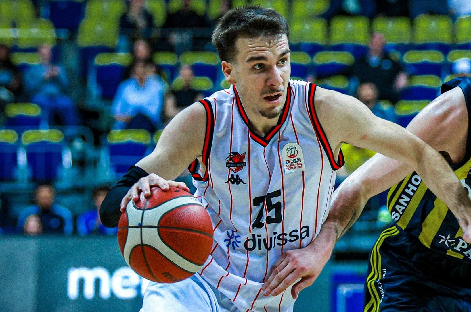 Hugo Besson en difficulté contre le Fenerbahçe, après sa belle sortie en BCL