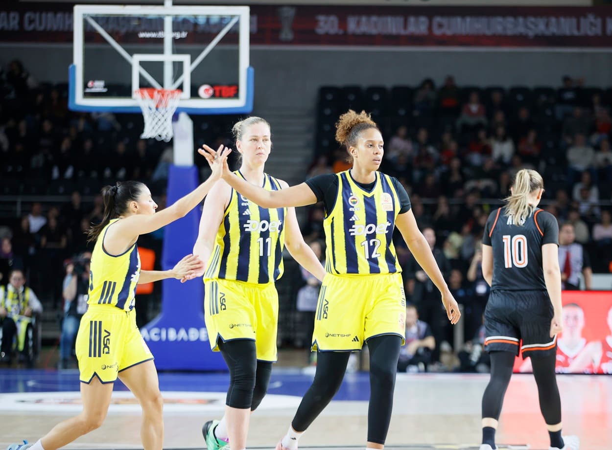 Le Fenerbahçe remporte un titre : Un premier trophée pour Iliana Rupert et Gabby Williams cette saison