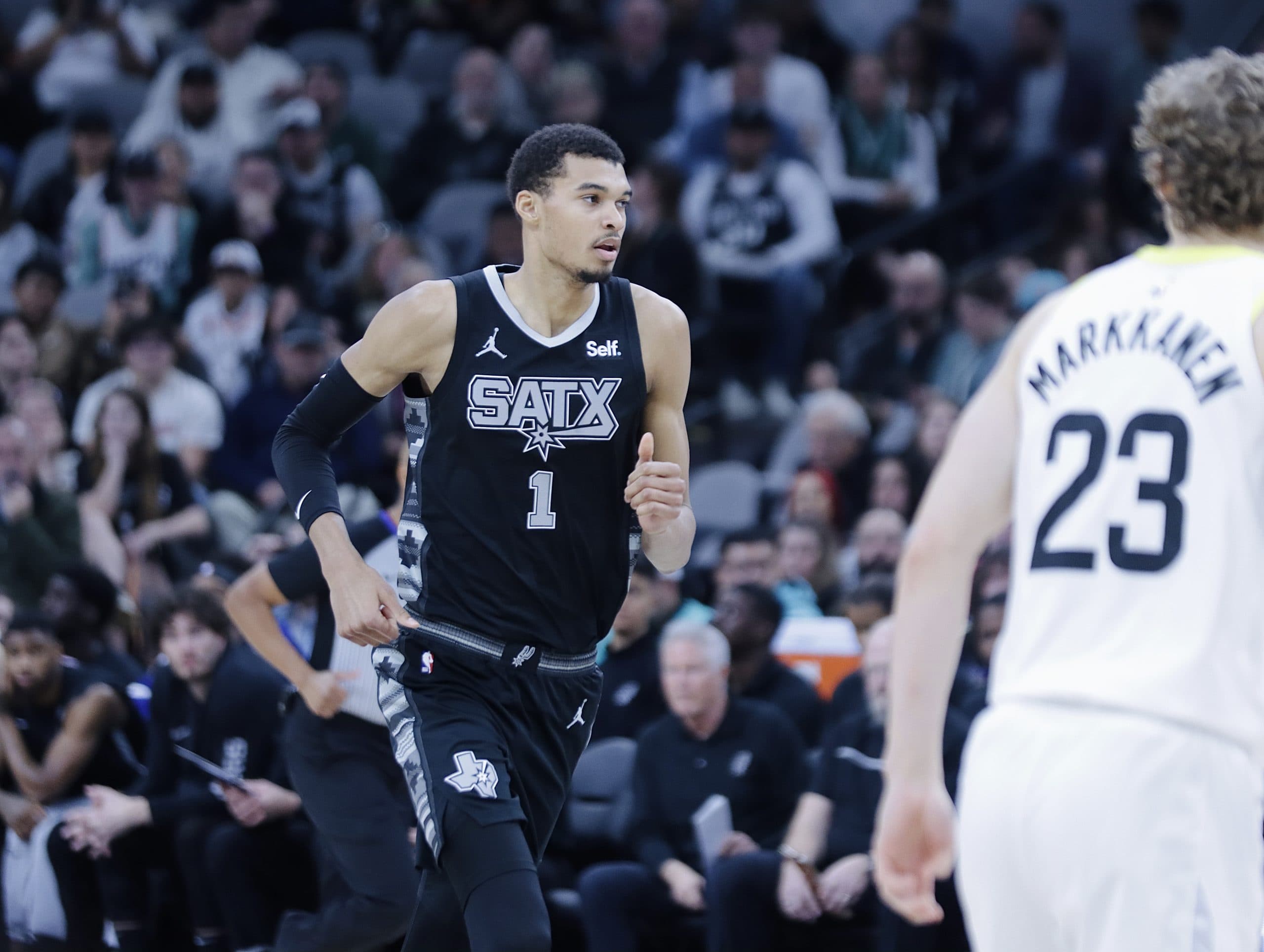 Retour en demi-teinte pour Victor Wembanyama, le coup de pression de Gregg Popovich… Le récit de la défaite des Spurs contre le Jazz