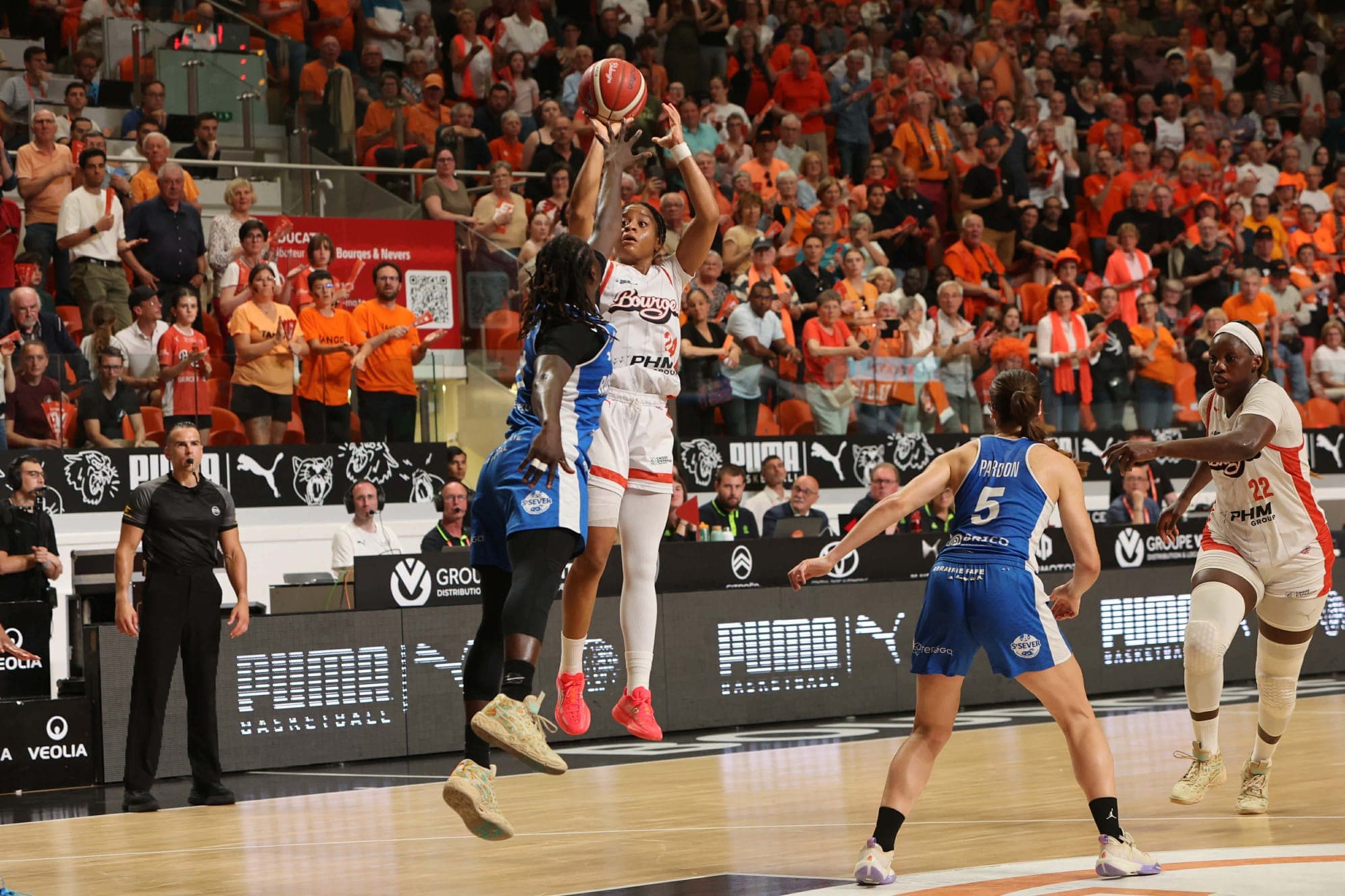Bourges fait tomber le tenant du titre Basket Landes au Prado, et se rapproche d’un 16e titre historique !