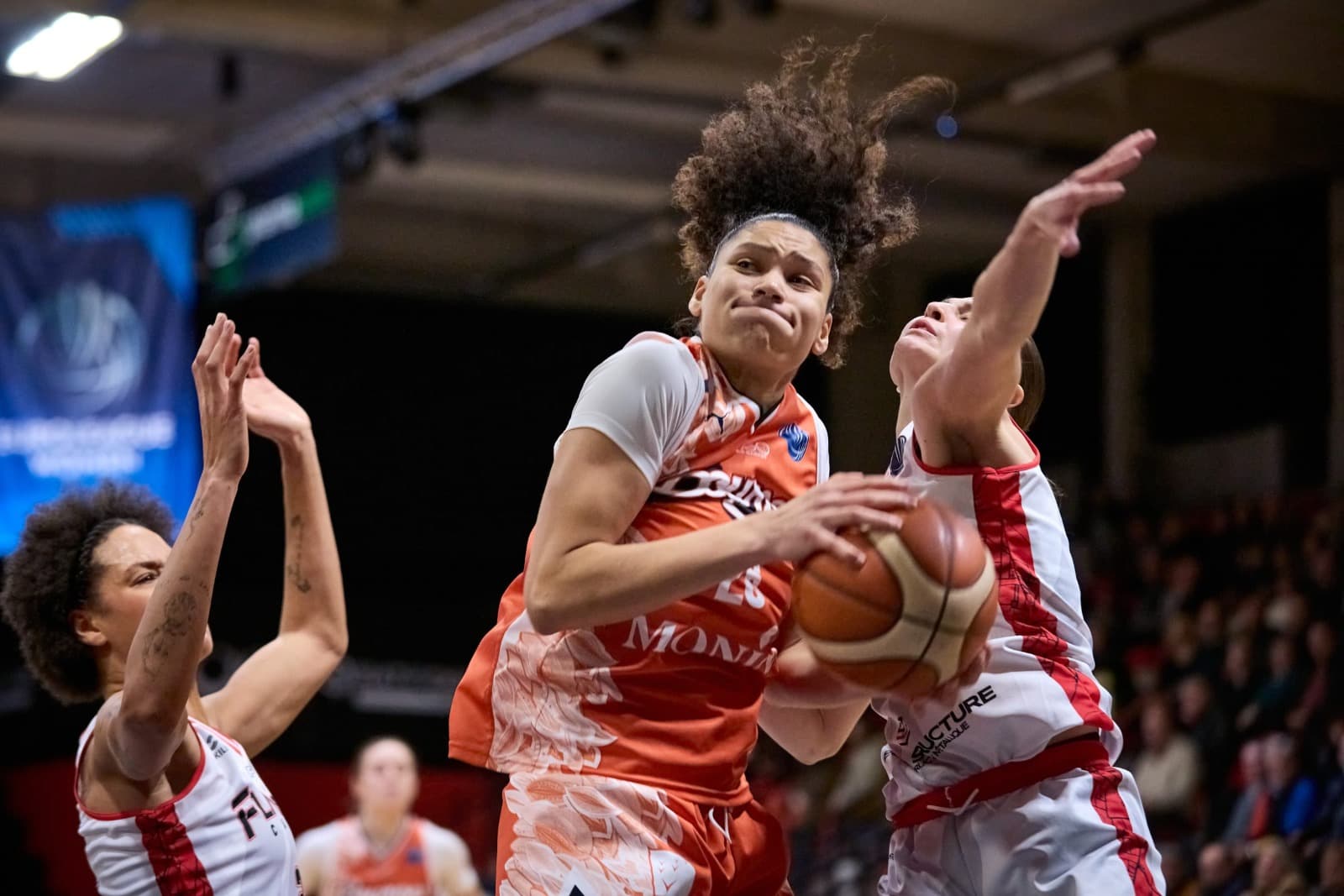 Le speaker et trois Berruyères éjectés, mais Bourges s’impose de justesse à Charnay en quart de finale aller