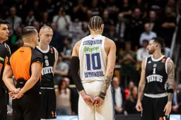 Isaïa Cordinier joue contre l'Olympiakos mais est touché physiquement