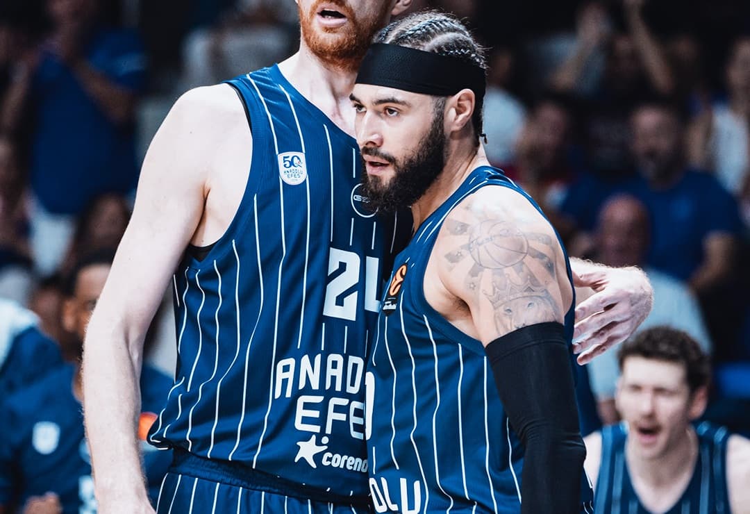 Isaïa Cordinier encore MVP avec l’Anadolu Efes, face à Malcolm Cazalon