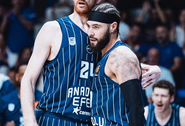 Isaïa Cordinier encore MVP avec l’Anadolu Efes, face à Malcolm Cazalon