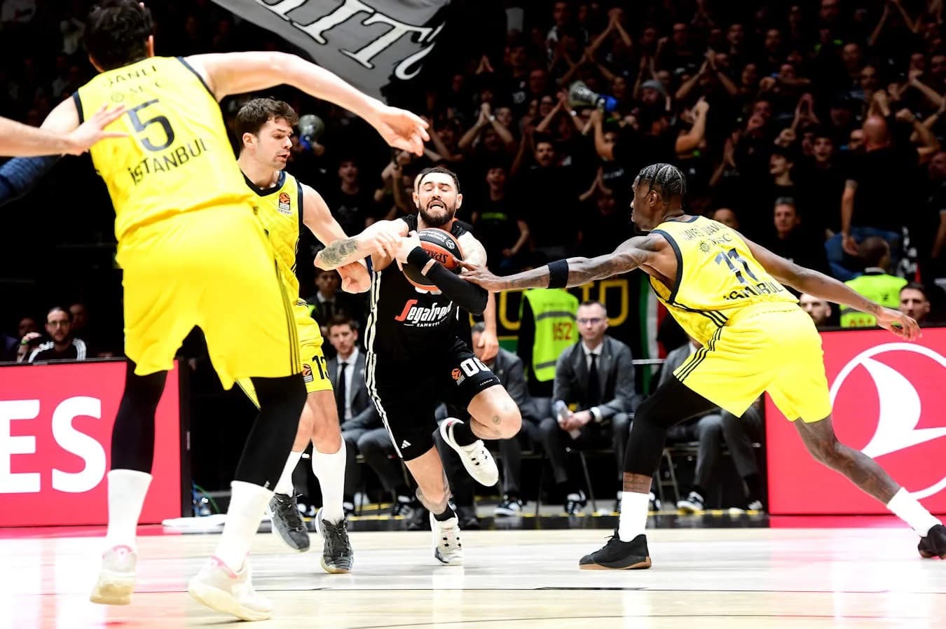 Malgré Cordinier, la Virtus Bologne perd encore et pointe à la dernière place