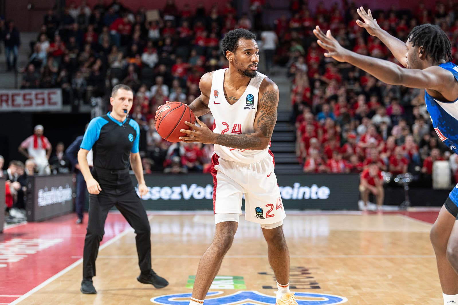 Mbaye Ndiaye et Isiaha Mike au concours de dunk à la place de Begarin et Salaün