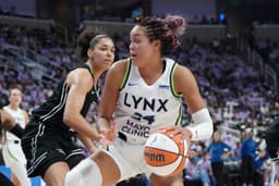 Janelle Salaun observe Napheesa Collier et Minnesota deborder son équipe des Valkyries en playoffs