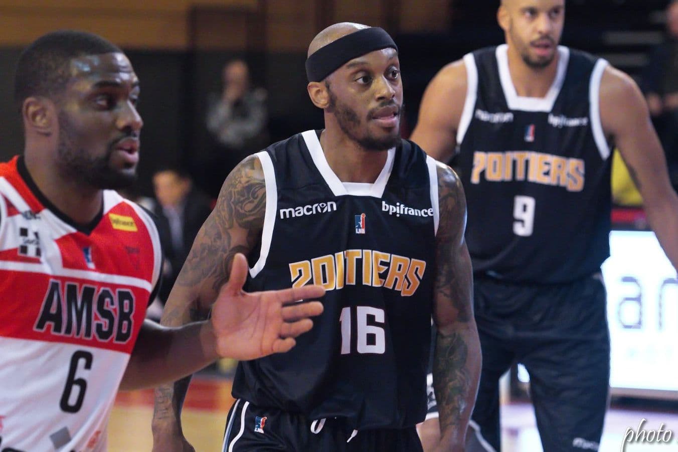 Jay Threatt de la Pologne au Kosovo