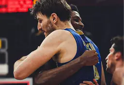 Jaylen Hoard enlace Roman Sorkin après la victoire du Maccabi Tel-Aviv sur le parquet de l'Etoile Rouge de Belgrade