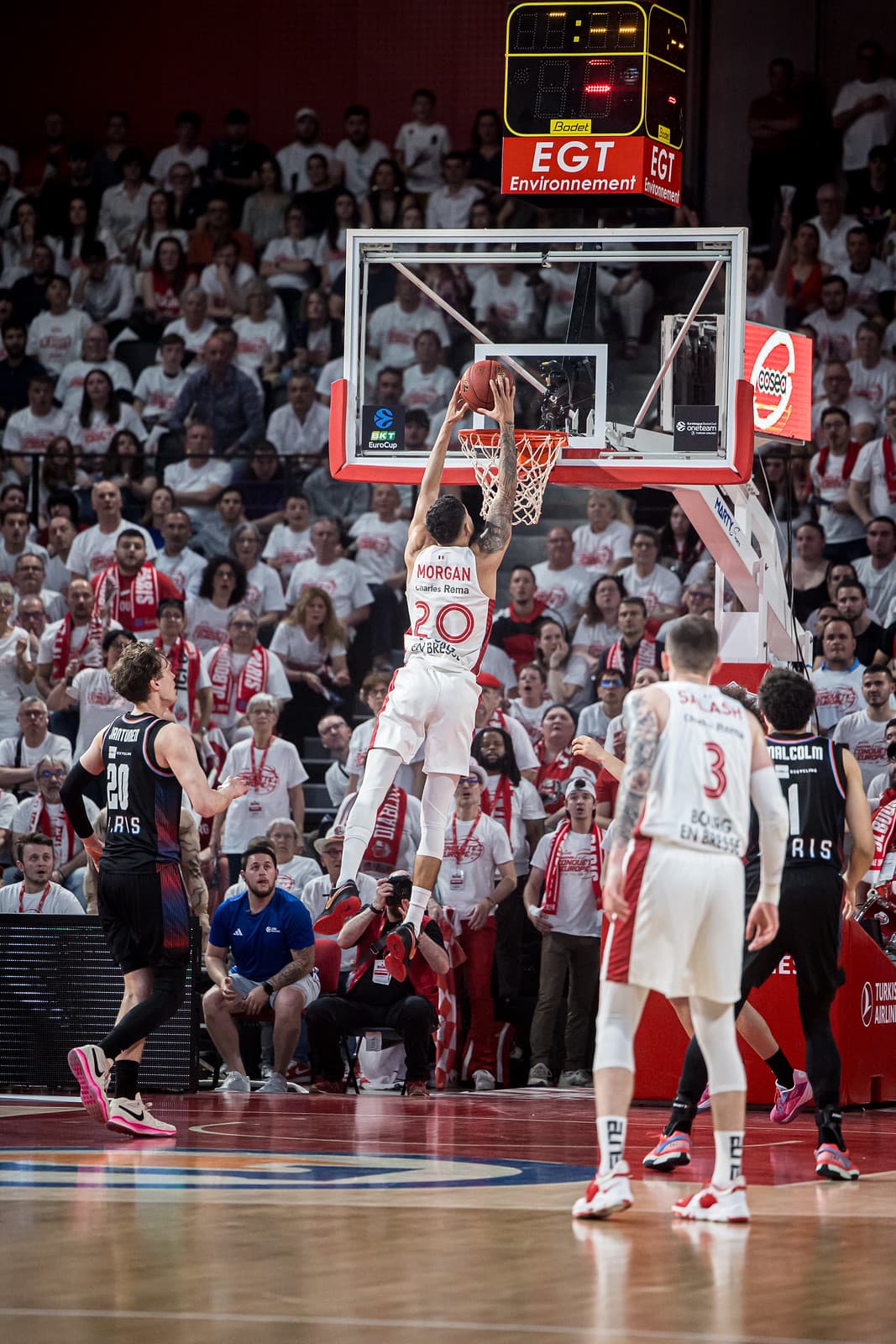 Jeremy Morgan au dunk contre Paris en finale de l'EuroCup