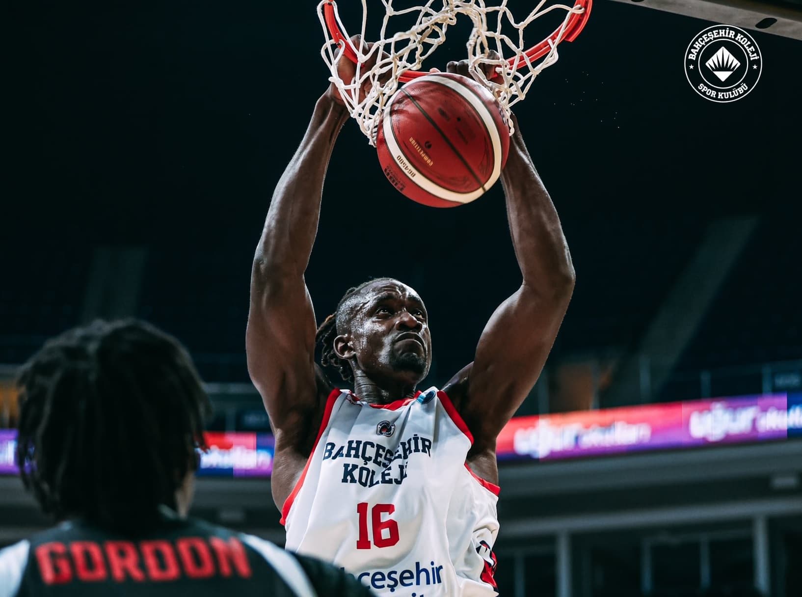 Jerry Boutsiele brille encore face à l’Anadolu Efes mais Bahçeşehir cède dans le final