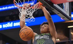 Joan Beringer au dunk avec les Minnesota Timberwolves