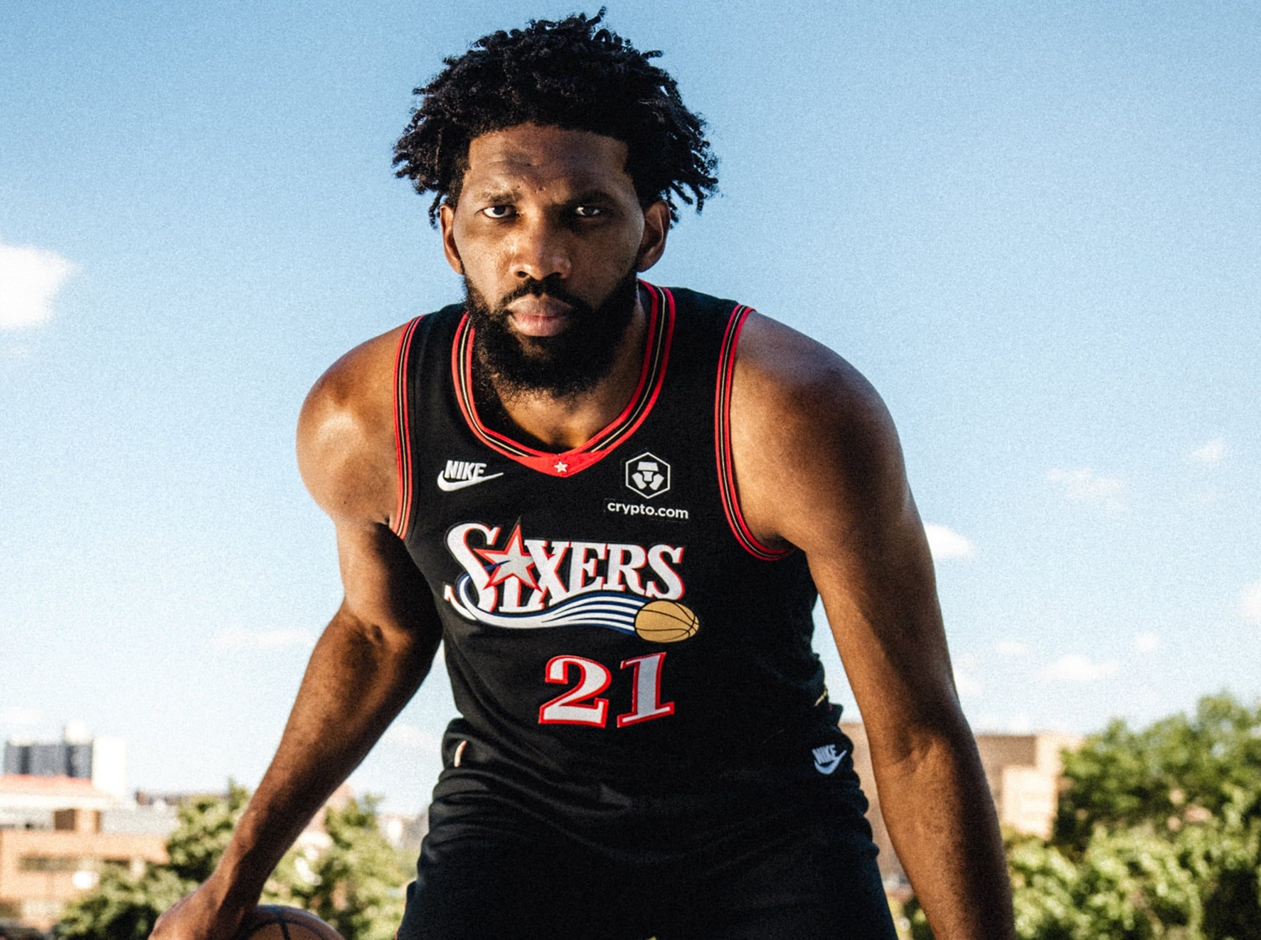 Les 76ers dévoilent leurs maillots throwback de l’ère Allen Iverson pour 2025-2026