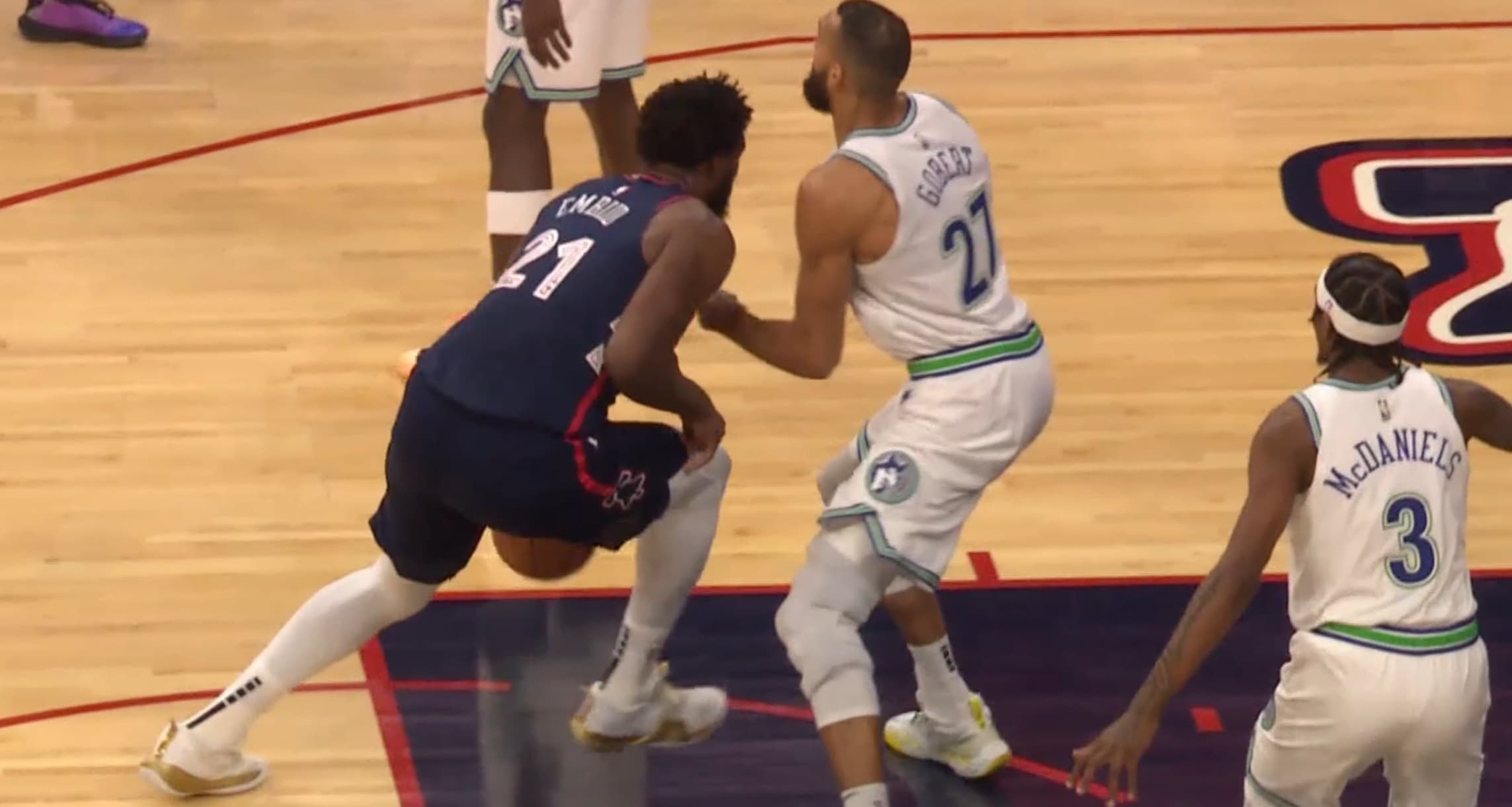 Touché par les fautes, Rudy Gobert n’a rien pu faire face à Joel Embiid