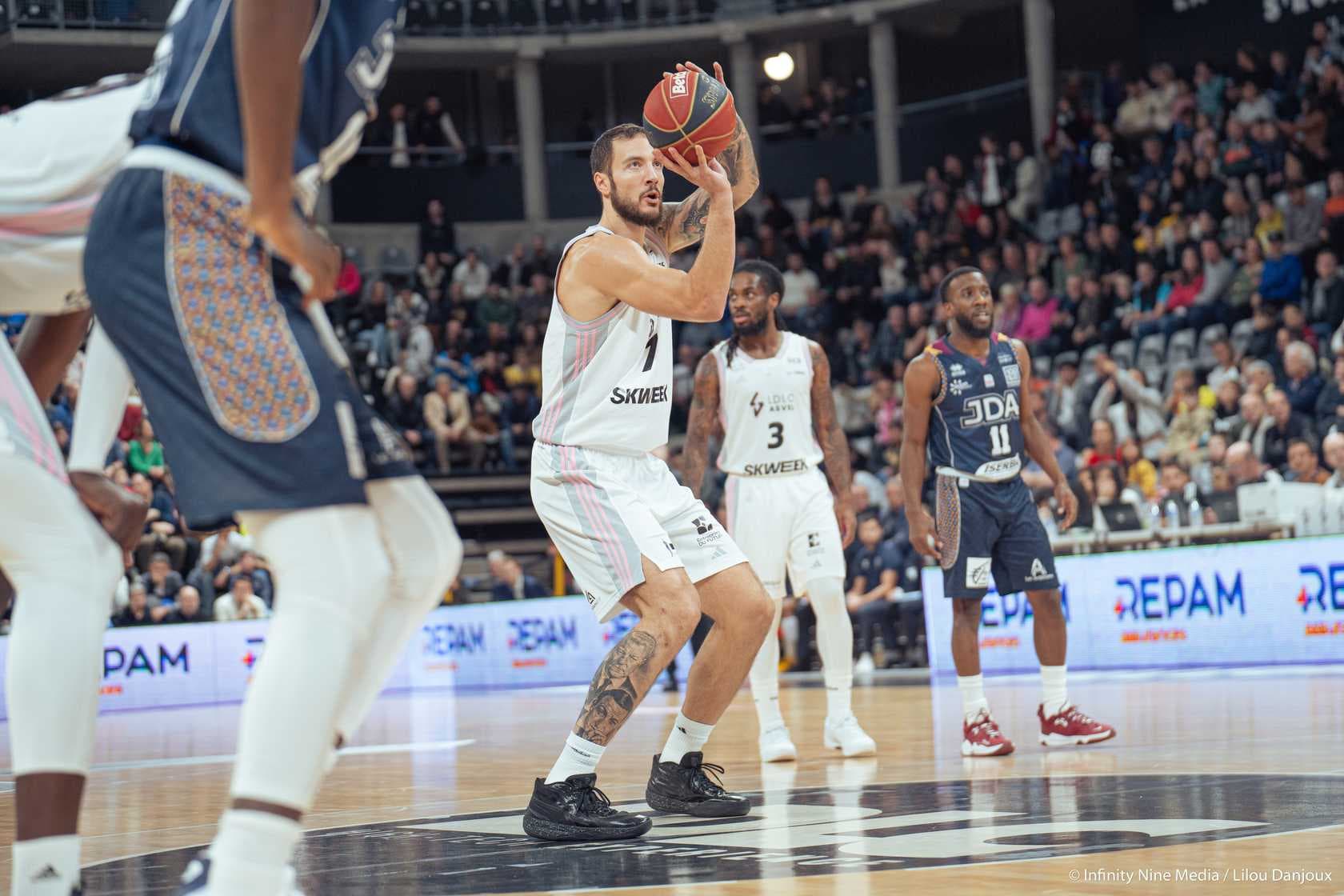 Joffrey Lauvergne porte l’ASVEL face à Dijon