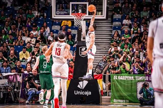 5 minutes après son retour, Nick Johnson (Cholet) rechute à Malaga