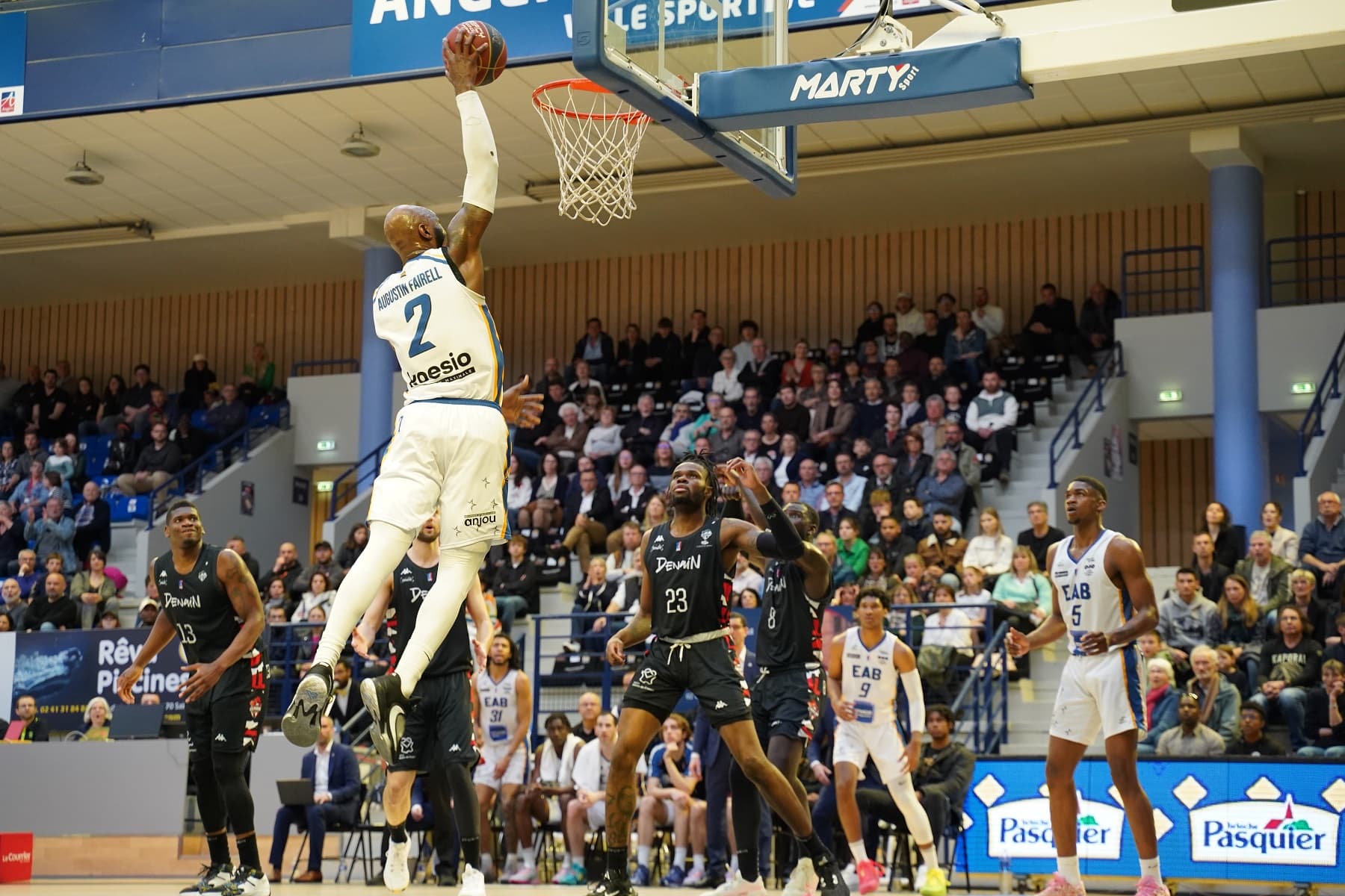 Angers domine Denain